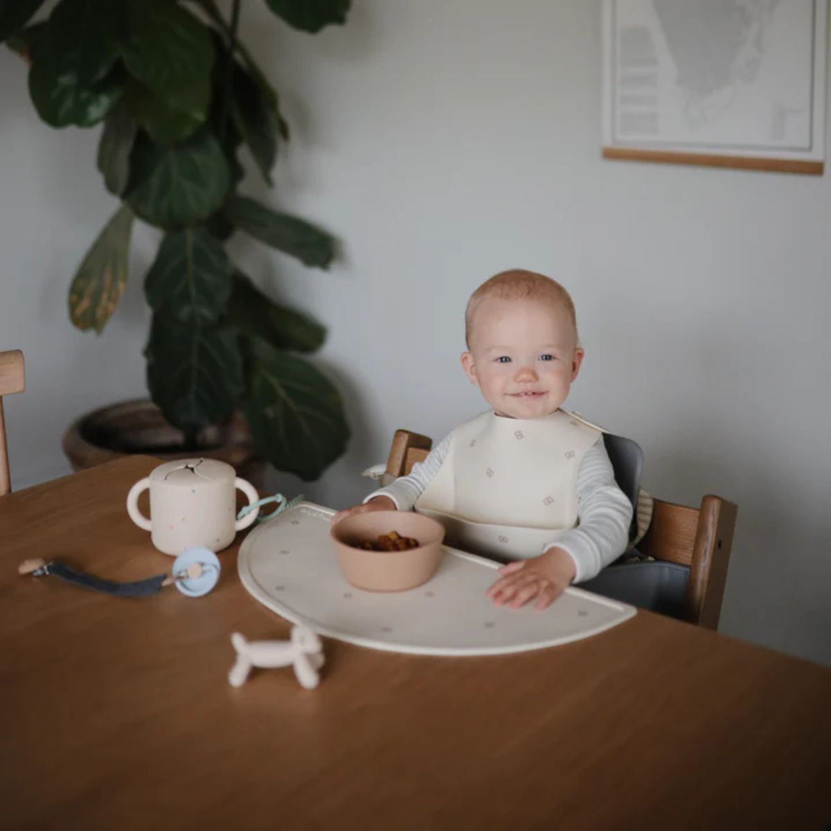 Tigela de Sucção Infantil Mushie Natural - BR on Luna Baby Store Miami