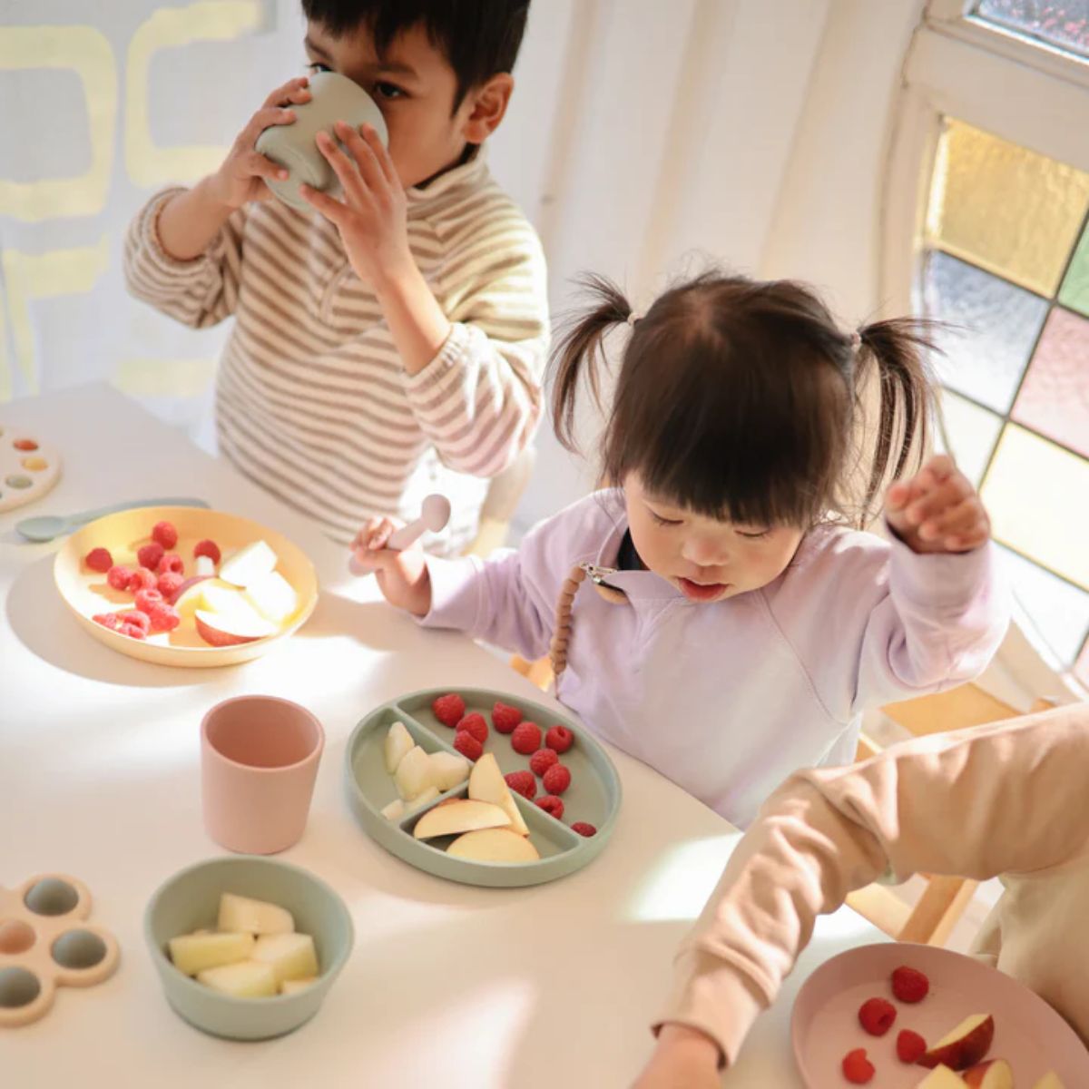 Prato De Sucção Infantil Mushie Cambridge Blue on Luna Baby Store Miami