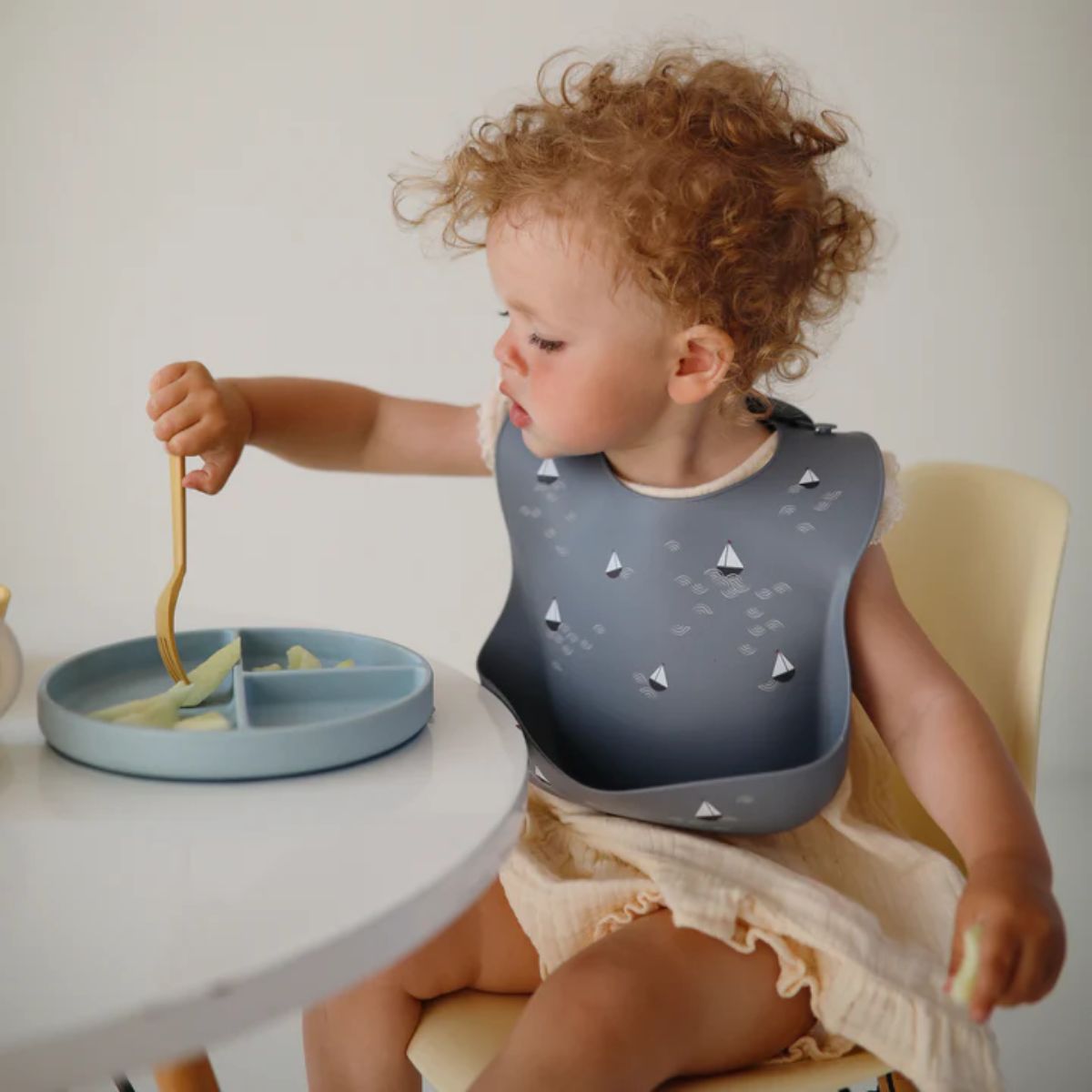 Prato De Sucção Infantil Mushie Powder Blue on Luna Baby Store Miami