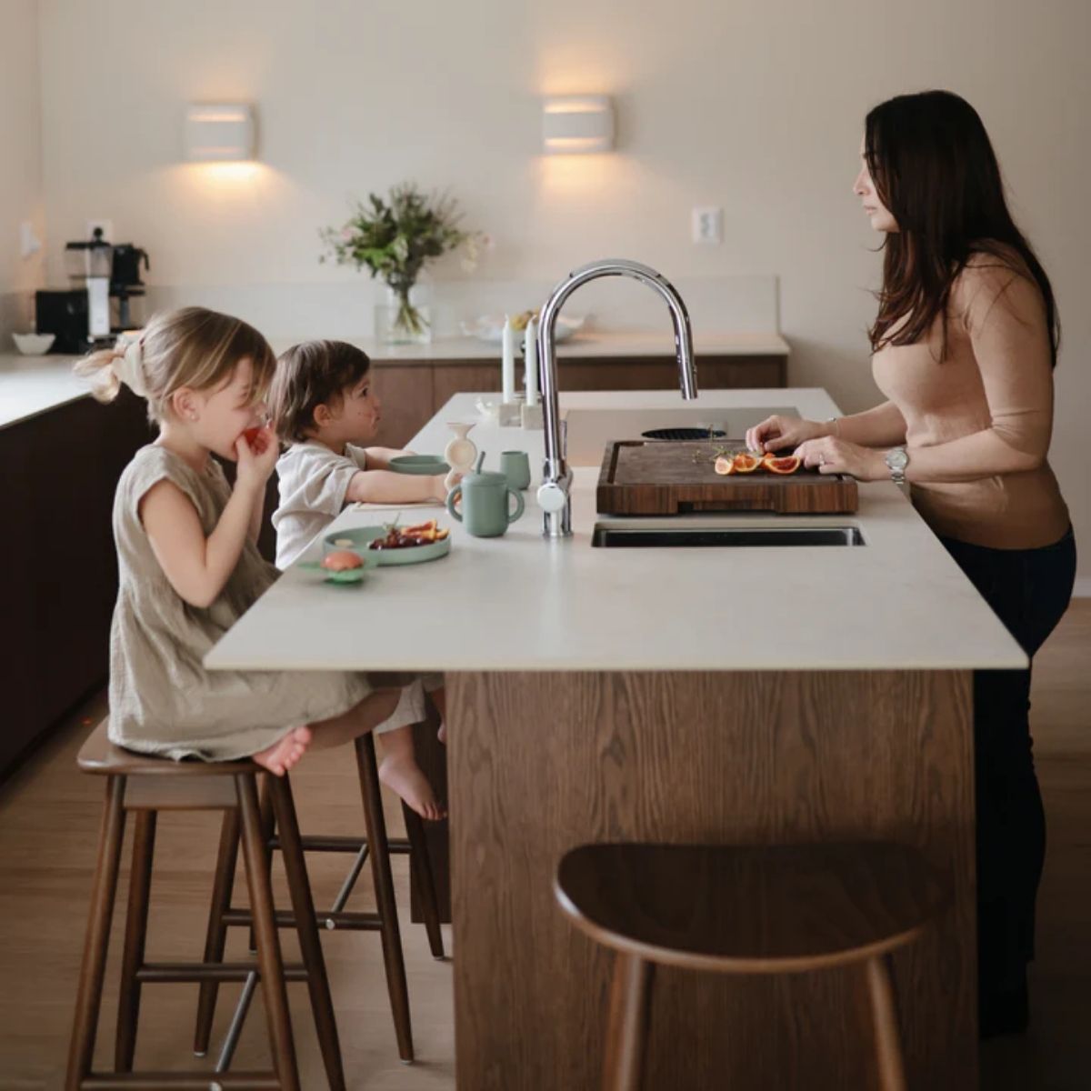 Copo Infantil Mushie Com Alças e Canudo Cambridge Blue