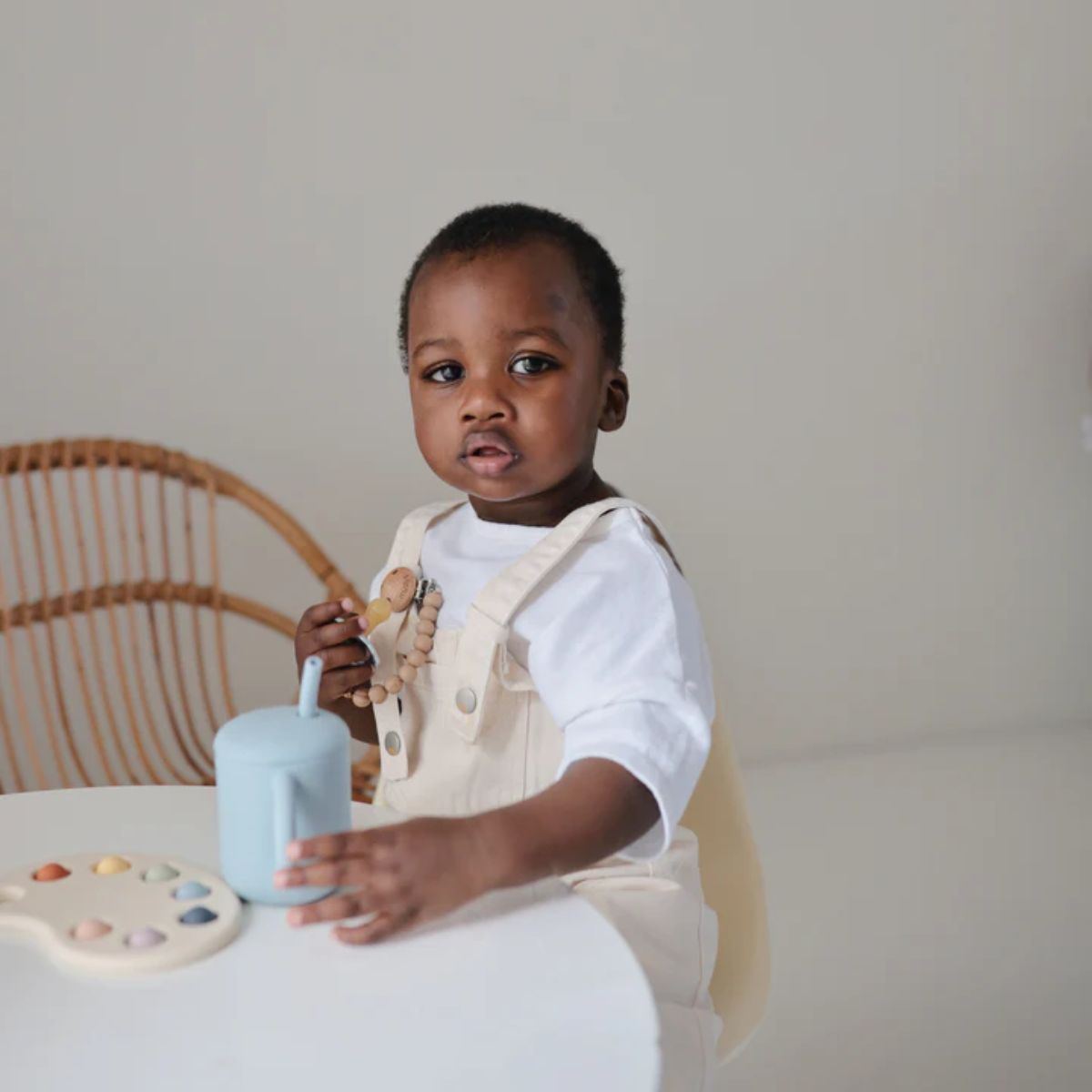 Copo Infantil Mushie Com Alças e Canudo Powder Blue on Luna Baby Store Miami