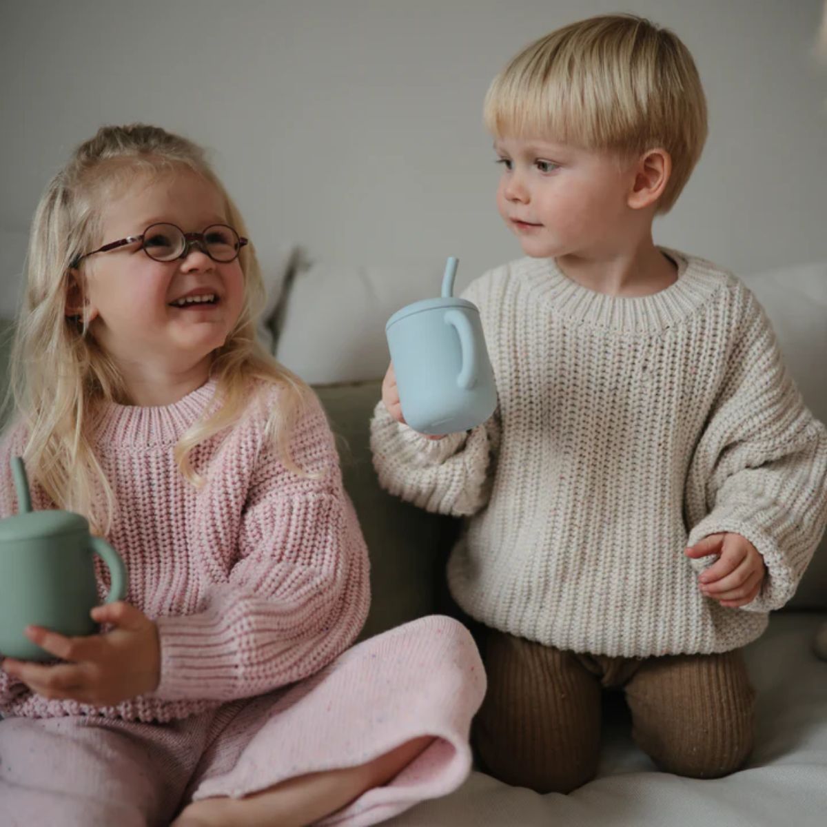Copo Infantil Mushie Com Alças e Canudo Powder Blue