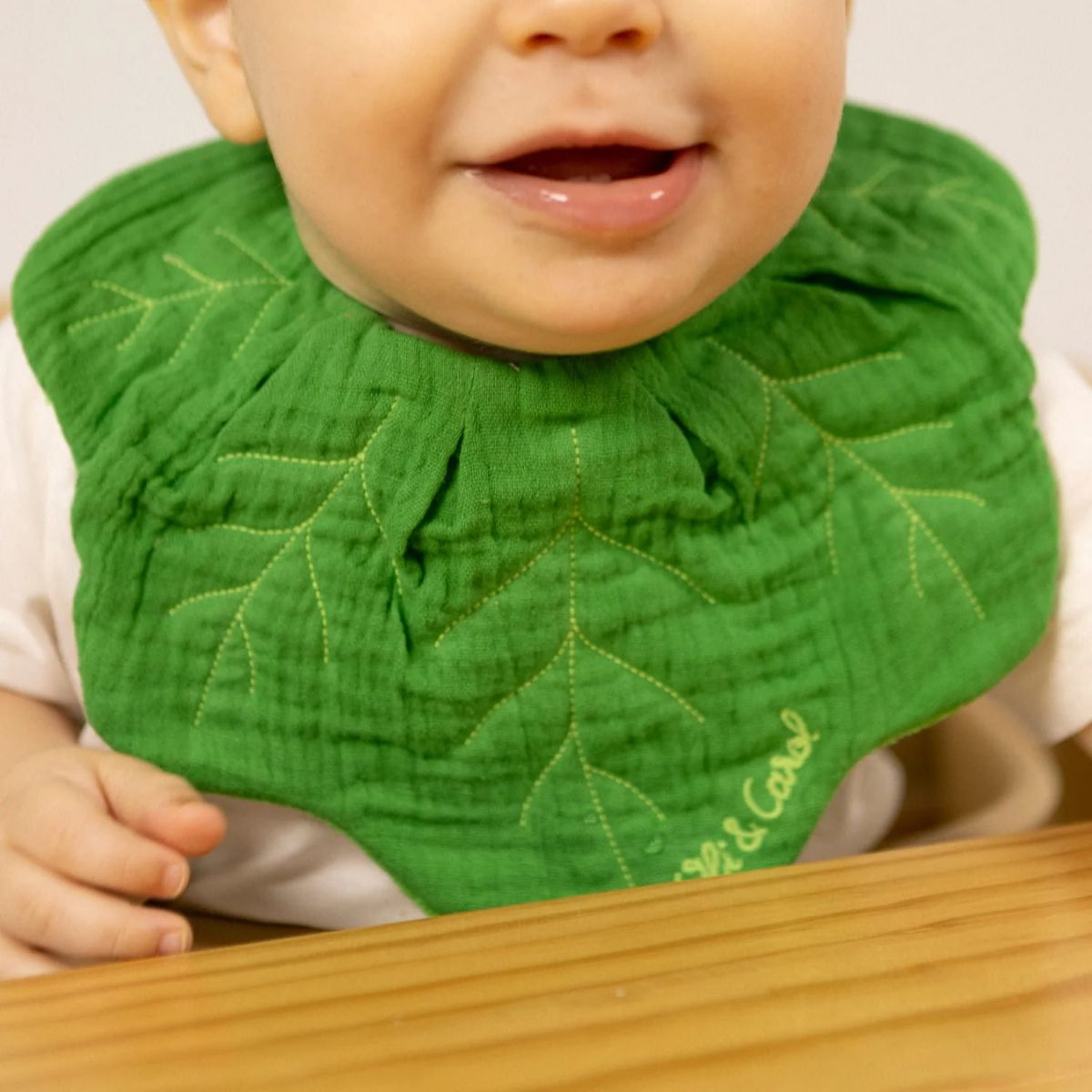 Babador Infantil Oli & Carol Couve Kendall on Luna Baby Store Miami
