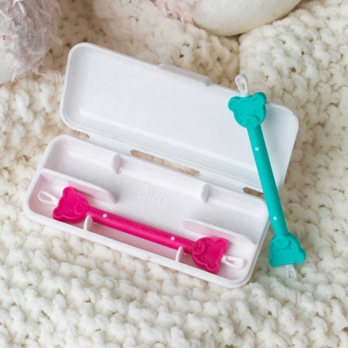 Limpador De Nariz e Ouvido com Estojo Oogiebear 2 Unidades Raspberry & Seafoam on Luna Baby Store Miami