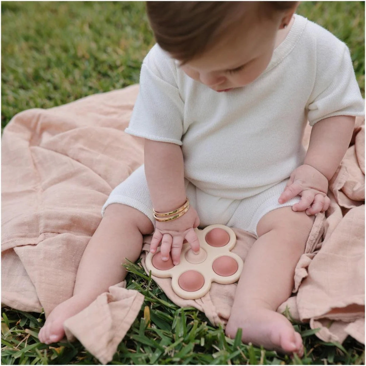 Brinquedo Para Prensar Mushie Flores Soft Lilac/ Daffodil/ Ivory