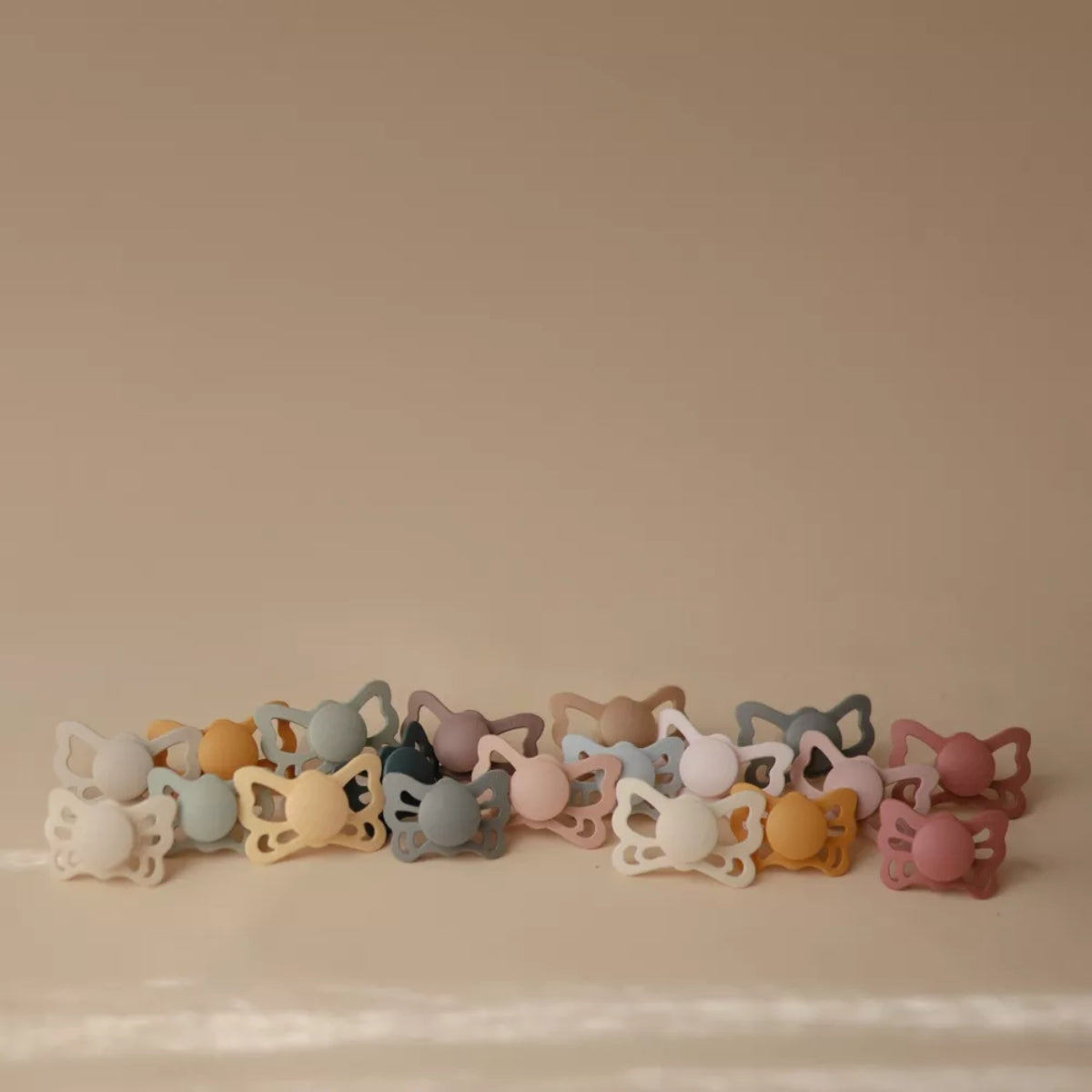 Chupeta Anatômica De Silicone Mushie FRIGG Butterfly, Pacote Com 2, 0-6 meses, Cream e Blush