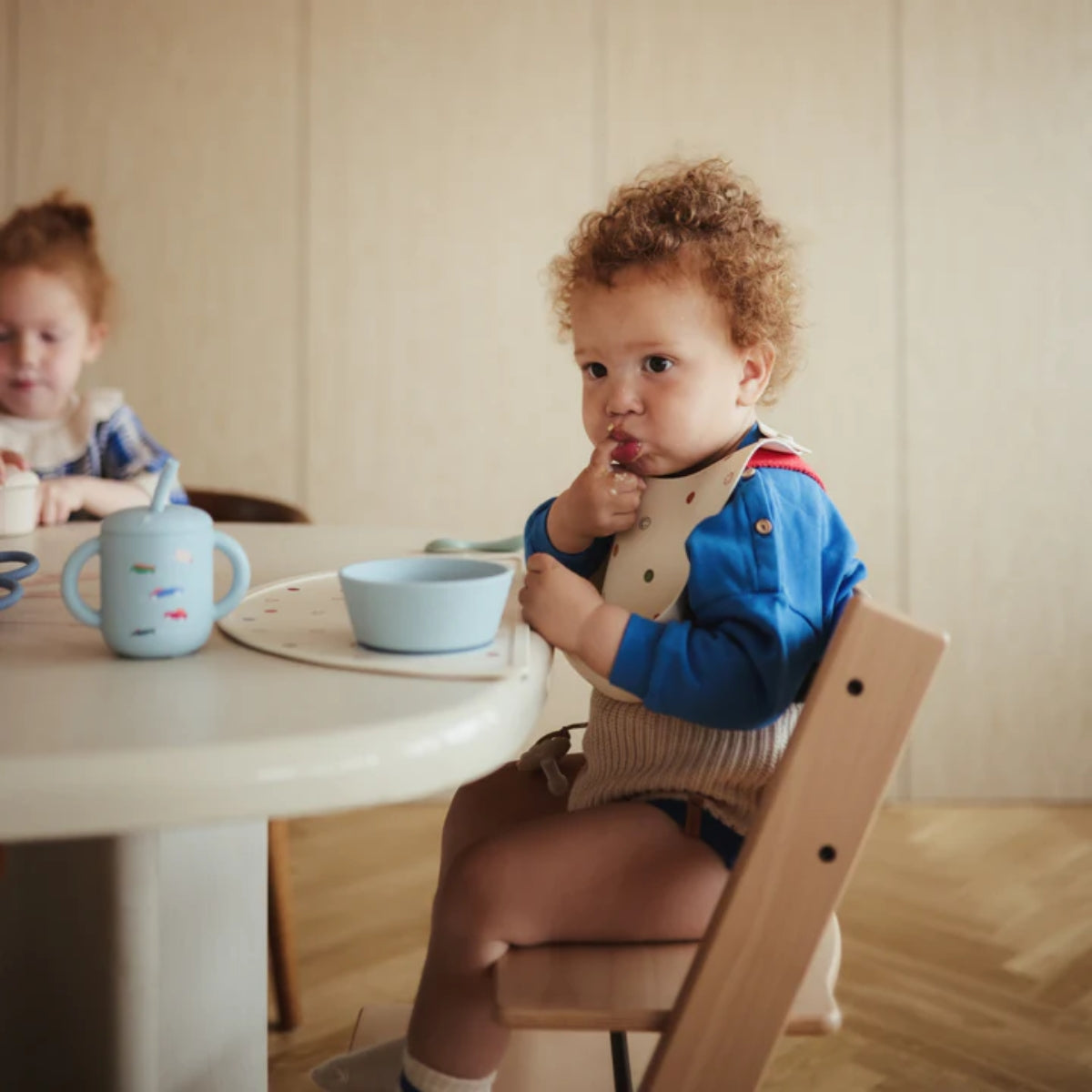 Copo Infantil Mushie Com Alças e Canudo Tradewinds
