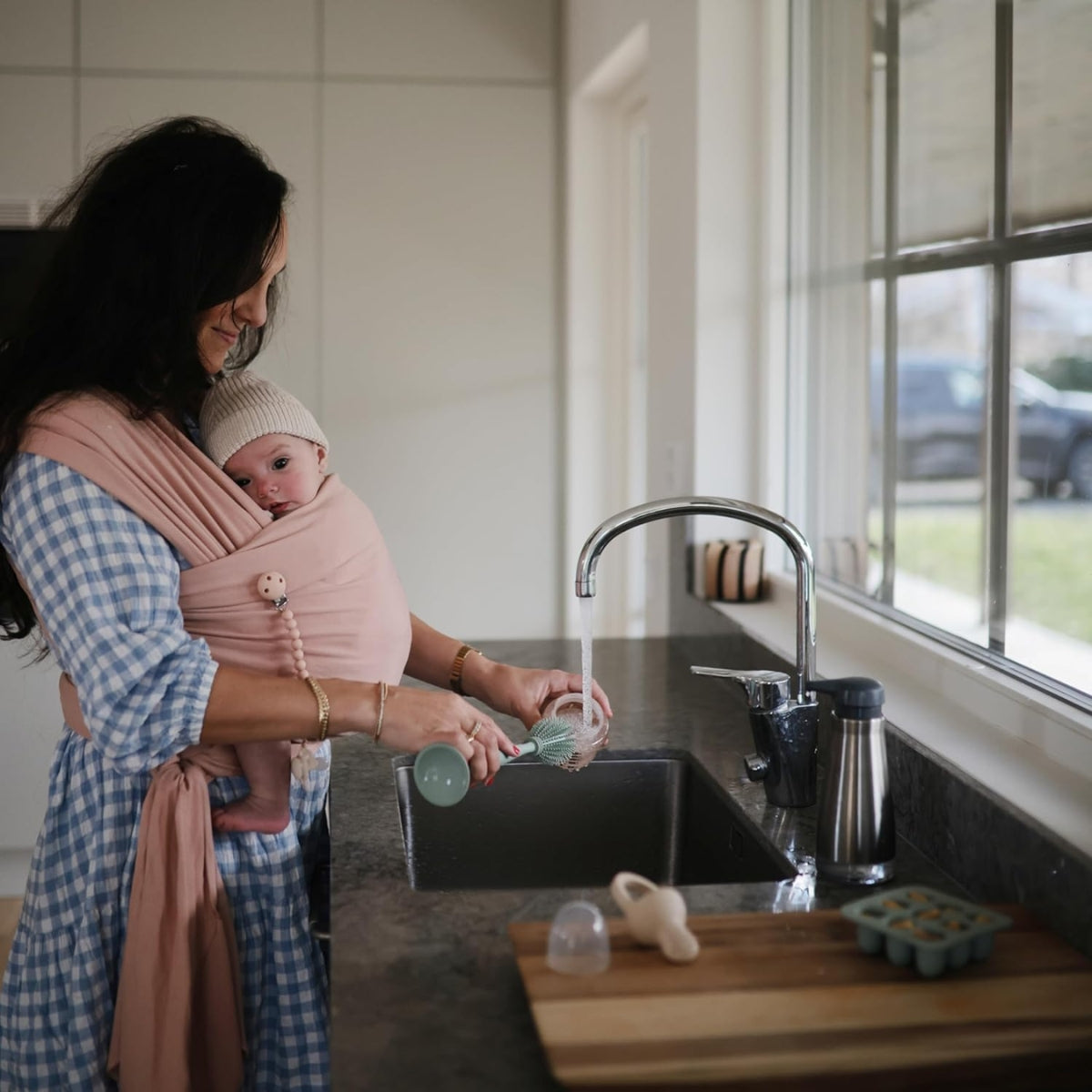 Escova de silicone para mamadeiras Mushie com areia movediça