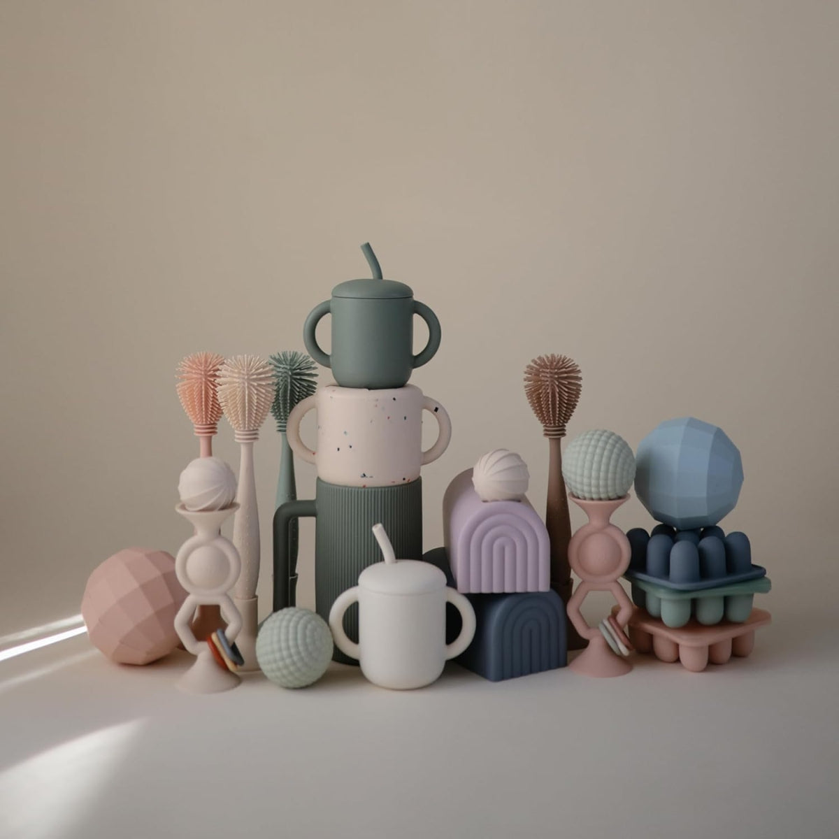 Escova de silicone para mamadeiras Mushie com areia movediça