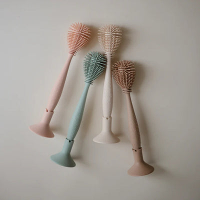 Escova de silicone para mamadeiras Mushie com areia movediça
