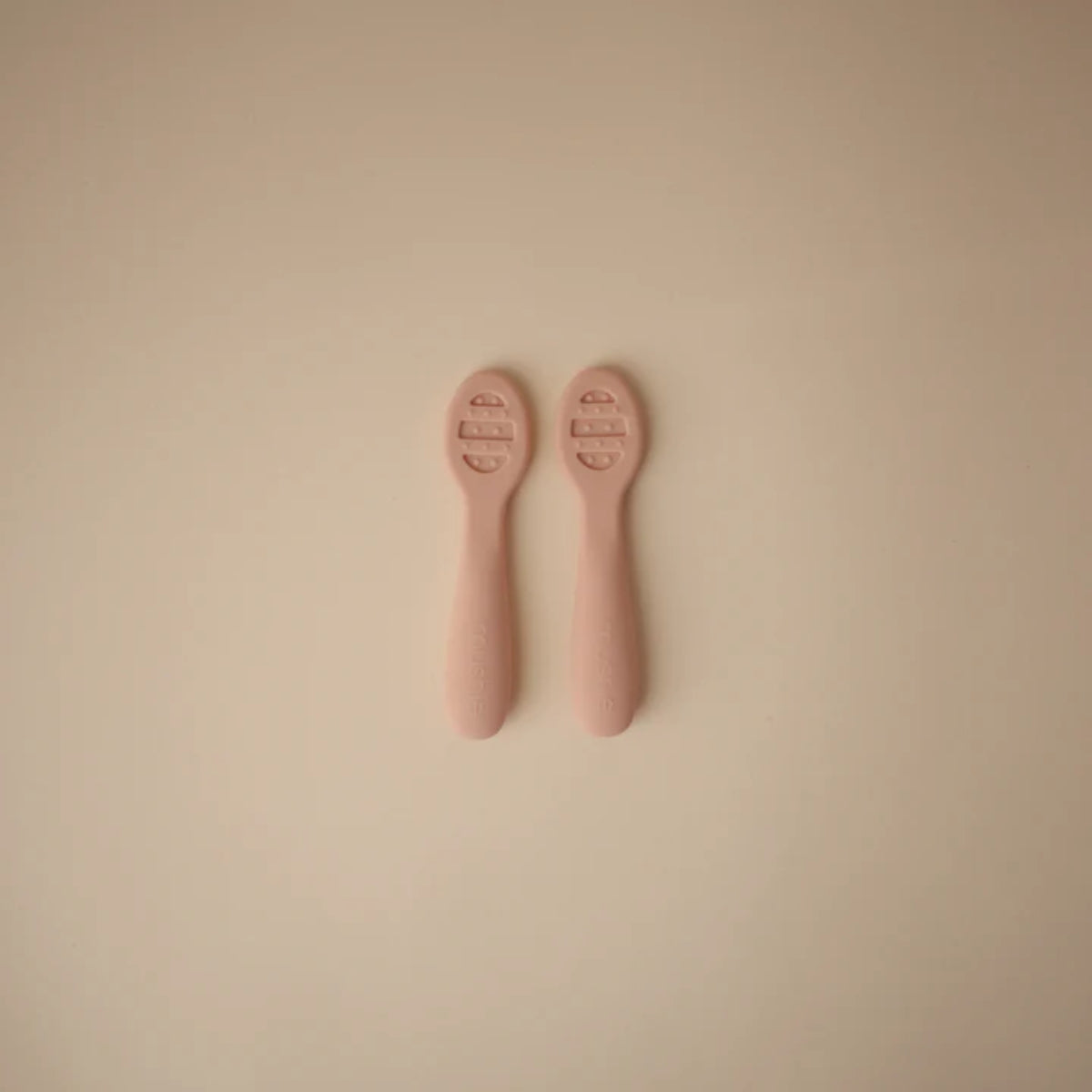 Kit de Colheres Iniciais Para Bebês Mushie - Blush/Shifting Sand
