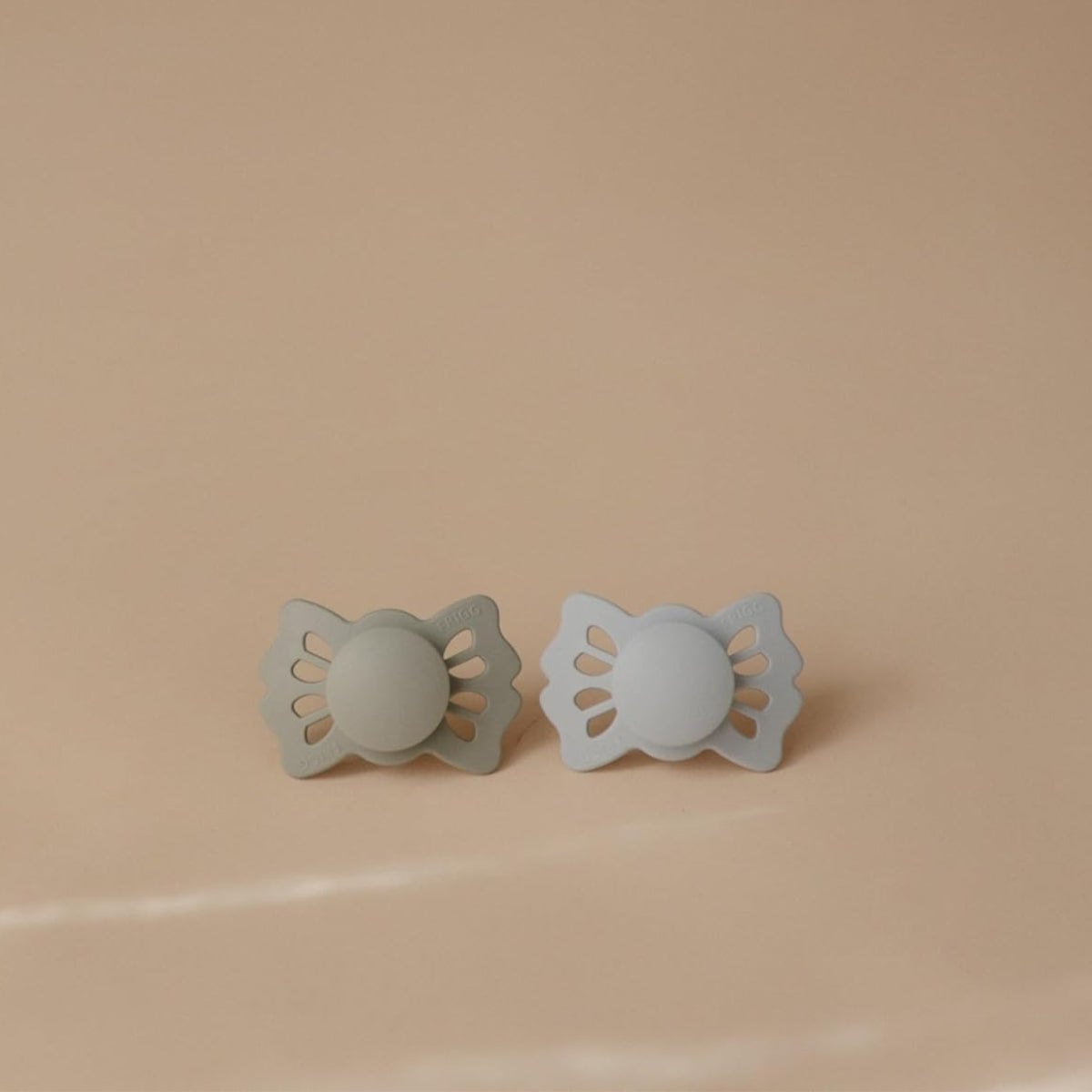 Kit de Chupetas Simétricas Lucky Mushie 0-6M Sage e Powder Blue