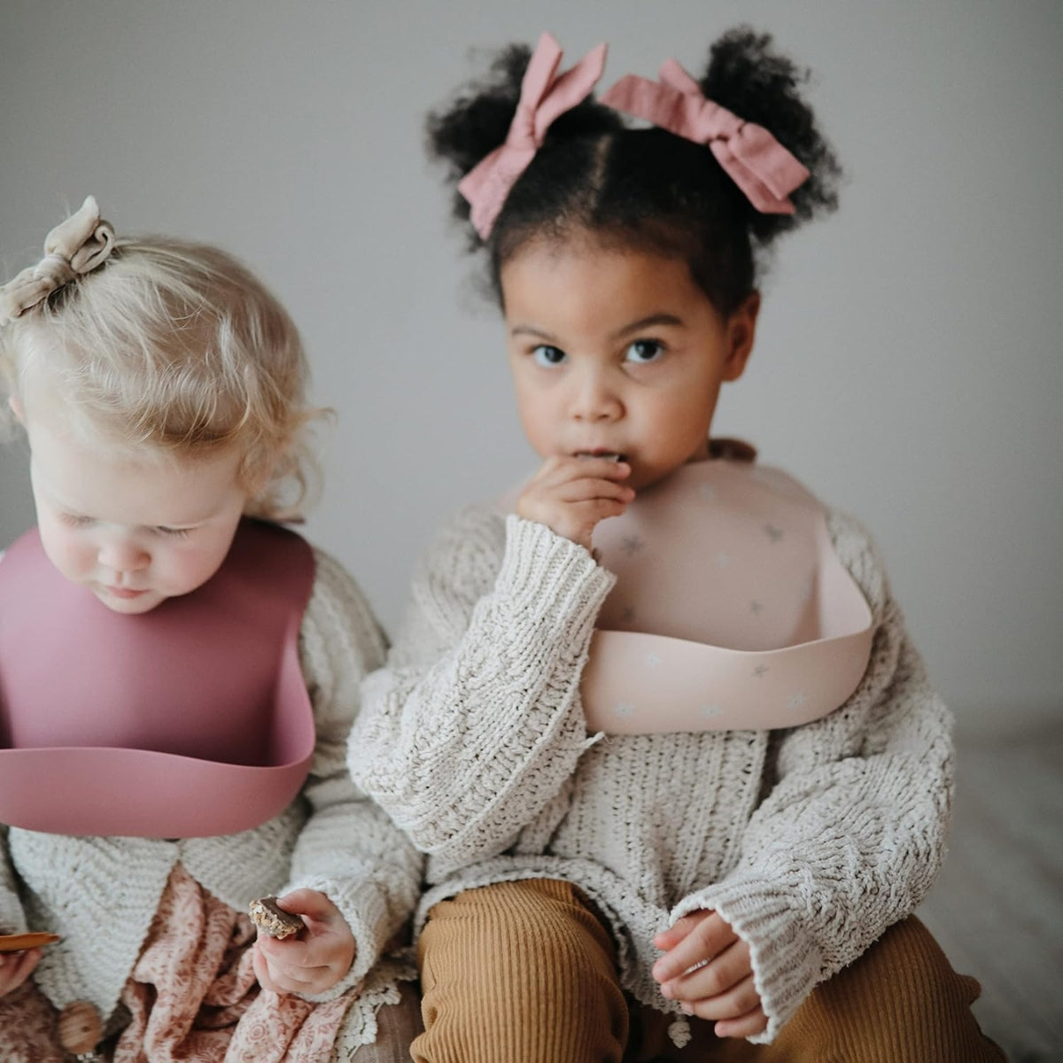 Babador De Silicone Infantil Mushie Dusty Rose