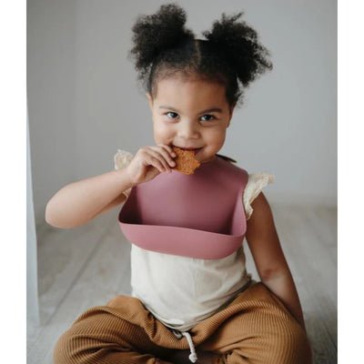 Babador De Silicone Infantil Mushie Dusty Rose