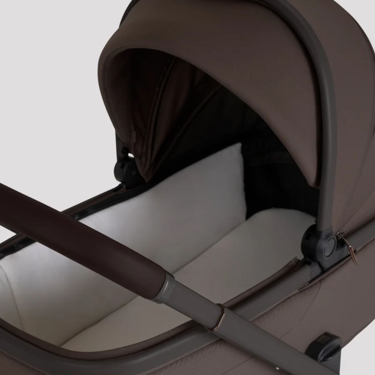 Silver Cross Cove 2 Compact Bassinet - Chocolate on Luna Baby Store Miami